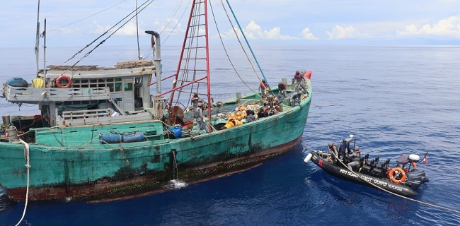 Dihiasi Aksi Kejar-kejaran, Kapal Bakamla RI Tangkap Kapal Ikan Vietnam Di Laut Natuna Utara