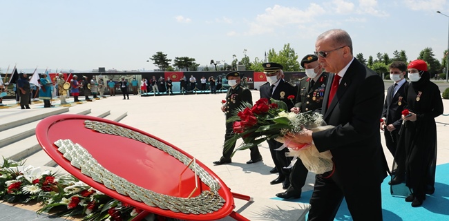 Erdogan Letakkan Karangan Bunga Di Monumen Martir Pada Peringatan Empat Tahun Gagalnya Kudeta Berdarah
