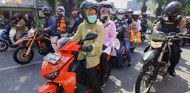 Ketuk Hati Warga Surabaya Soal Protokol Kesehatan, Risma Blusukan Ke Gang-gang Sempit