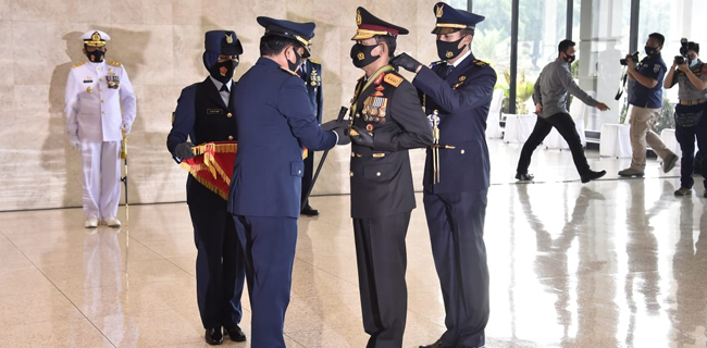 Kapolri Jenderal Idham Azis Terima Tanda Kehormatan Bintang Angkatan Kelas Utama Dari TNI