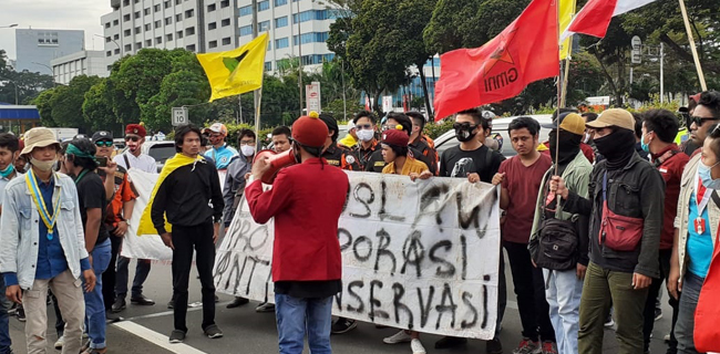 Elemen Mahasiswa Gelar Aksi Protes Omnibus Law Di Tengah Tol
