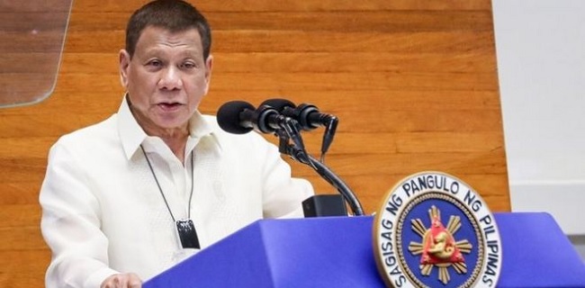 Bukan Guyonan, Duterte Sarankan Warga Bersihkan Masker Dengan Bensin