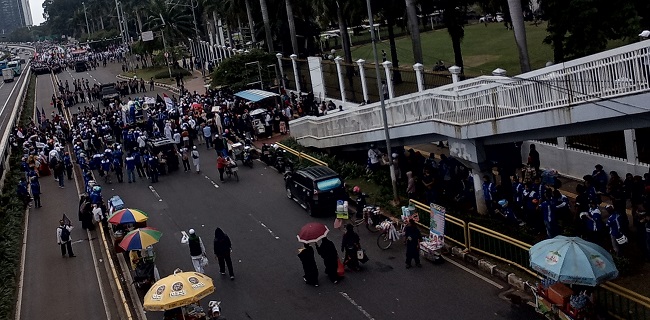 Depan Gedung DPR Dipenuhi Pendemo, Transjakarta Alihkan Sejumlah Rute