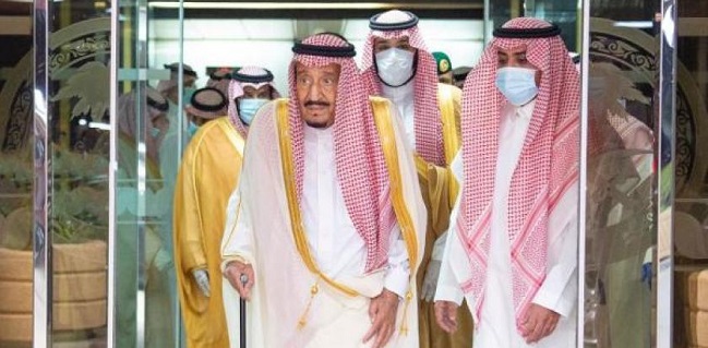 Didampingi Putra Mahkota, Raja Salman Keluar Dari Rumah Sakit