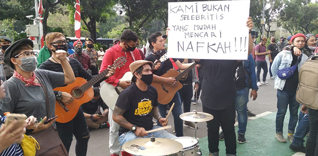 'Ngamen' Di Depan Balaikota, Musisi Cafe Berharap Gubernur Anies Izinkan Kembali <i>Live Music</i>