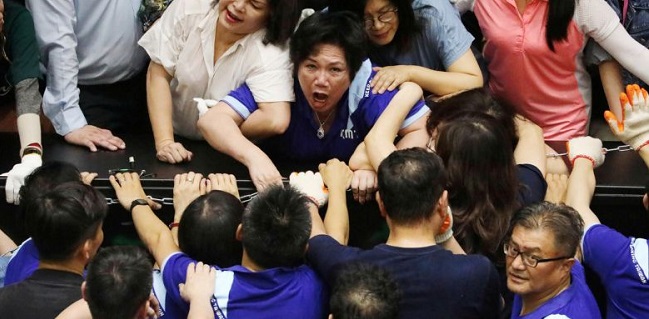 Bergejolak, Partai Pemerintah Taiwan Dan Kuomintang Berkelahi Lagi Di Gedung Parlemen