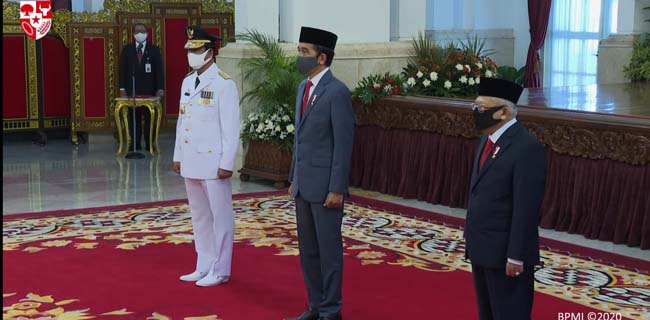 Kompak Berdasi Warna Merah, Jokowi-Ma'ruf Lantik Isdianto Sebagai Gubernur Kepri