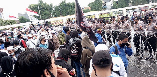 Ribuan Demonstran Di Depan DPR Dibagi Dalam Dua Kelompok