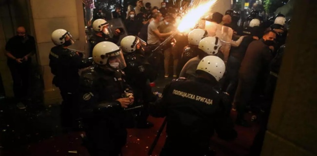 Jam Malam Kembali Diberlakukan Di Serbia, Massa Mengamuk Minta Presiden Mundur