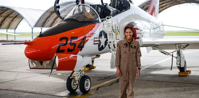 Letnan Madeline Swegle, Pilot Pesawat Taktis Perempuan Kulit Hitam Pertama Di Angkatan Laut AS