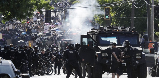 Protes Anti-Rasisme Di Seattle Rusuh, Polisi Bubarkan Pengunjuk Rasa Dengan Semprotan Merica Dan <i>Flash Bang</i>