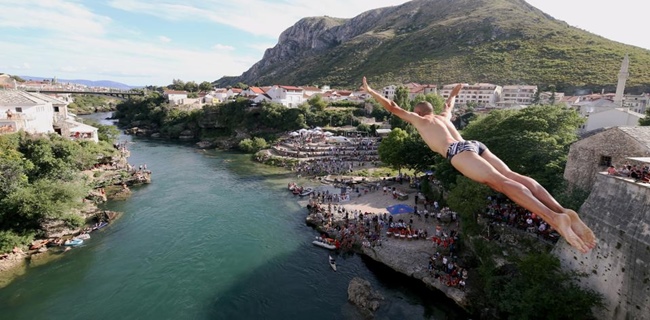 Tidak Takut Covid-19, Warga Mostar Bosnia Tetap Selenggarakan Tradisi Terjun Tradisional ke-454.