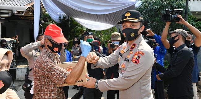 Polri Salurkan 800 Paket Sembako Ke Purnawirawan-Warakawuri TNI AU