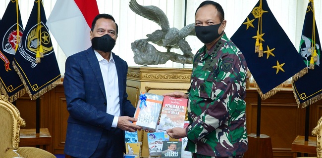 Tingkatkan Minat Baca Kedirgantaraan, Chappy Hakim Sumbang 1.000 Buku Untuk TNI AU