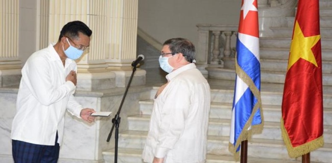 Kuba Anugerahkan Medali Persahabatan Kepada Dutabesar Vietnam
