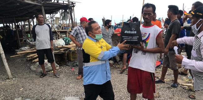 Bantu Warga Atasi Dampak Corona, PT Dahana Bagikan Ratusan Sembako Ke Nelayan Muara Angke