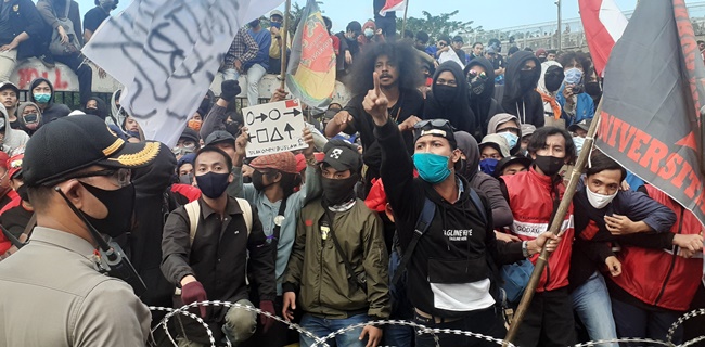 Massa Buruh Dan Mahasiswa Memanas Perwakilannya Ditolak, Polisi Dilempari Botol, Kawat Pembatas Dirusak