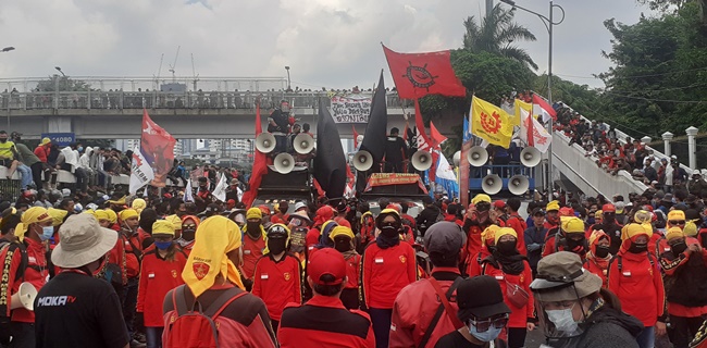Di Depan Gedung Wakil Rakyat, Buruh: Jokowi Adalah Orang Nomor Satu Yang Hapuskan Buruh Tetap<i>!</i>
