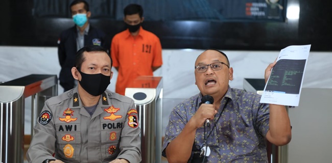 Penyebar Data Denny Siregar Cepat Ditangkap, Kok Ulin Yusron Relawan Jokowi Seakan Kebal Hukum?