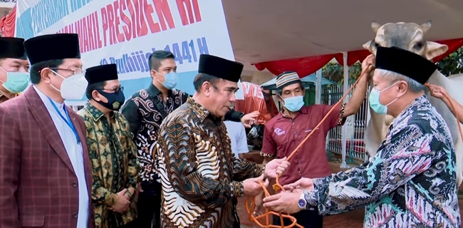 Serahkan Sapi Dari Jokowi, Menag: Bagikan Ke Fakir Miskin Dan Terdampak Covid-19