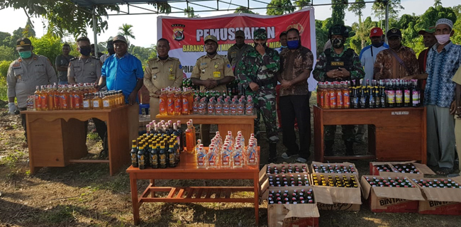 Satgas TNI-Polri Musnahkan 1.034 Botol Miras Di Sarmi Papua