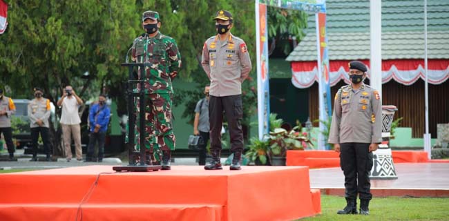 Panglima TNI Dan Kapolri Lepas Satgas Pendisiplinan Protokol Dan Bansos Di Jayapura