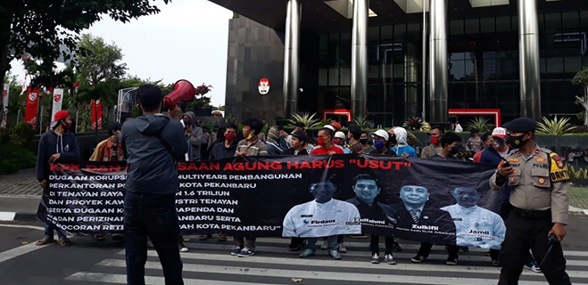 Geruduk Gedung KPK, Massa Aksi Sebut Penegak Hukum Kalah Melawan Korupsi Di Pekanbaru