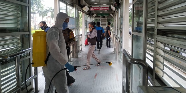 Berikan Rasa Aman Bagi Pelanggan, Transjakarta Rutin Lakukan Penyemprotan Disinfektan