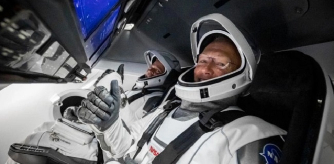 Di Tengah Ancaman Badai Florida, Dua Astronot Crew Dragon Pulang Ke Bumi