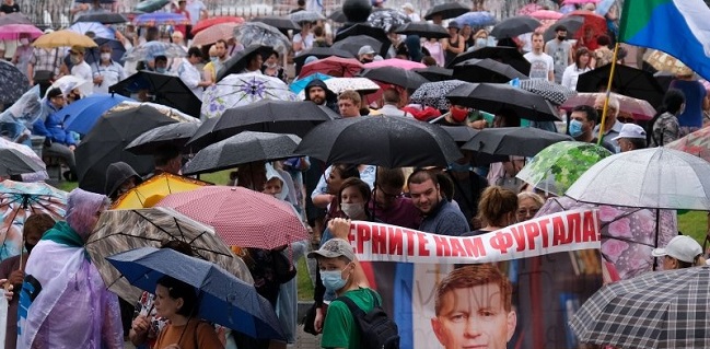 Di Bawah Guyuran Hujan, Ribuan Warga Turun Ke Jalan Suarakan "Rusia Tanpa Putin"