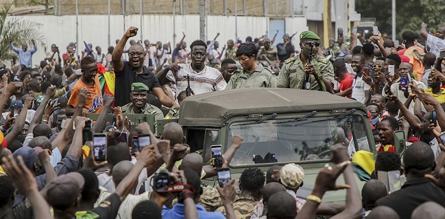 Presiden Ditahan Pemberontak, Warga Mali Bersorak Sorai Di Alun-alun Ibukota
