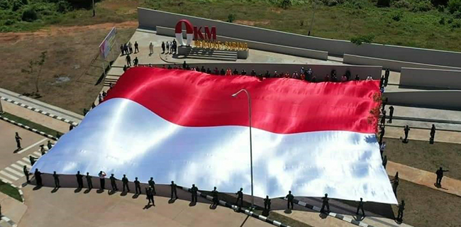 Hari Kemerdekaan, Korem 174 Merauke Bentangkan Bendera Merah Putih Raksasa Di Titik Nol PLBN Sota Merauke