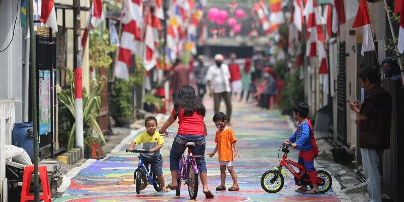 Peringati Hari Kemerdekaan, Warga Cipamokolan Lukis Jalan Sepanjang 140 Meter