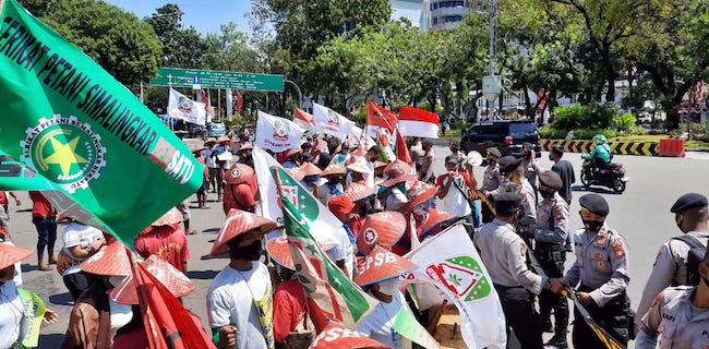 Di Depan Istana, Ratusan Petani Menuntut Kepastian Hukum Tertulis Dari Jokowi