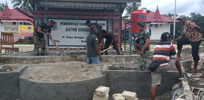 Prajurit Yonif 754 Buat Taman Dan Kolam Ikan Di Halaman Kantor Distrik Bonggo Timur