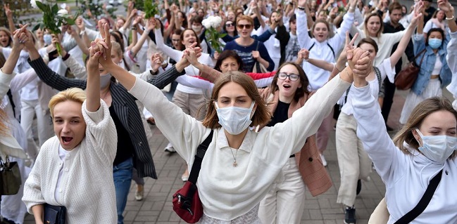 Aksi Solidaritas Tolak Kekerasan Pada Demonstran, Seribu Perempuan Di Belarusia Berpegangan Tangan