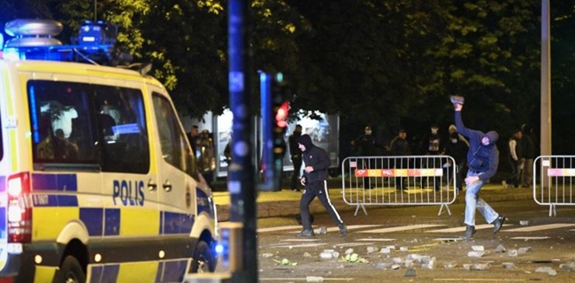 Swedia Rusuh, Massa Pendukung Politisi Pembakar Alquran Lempari Batu Ke Arah Aparat