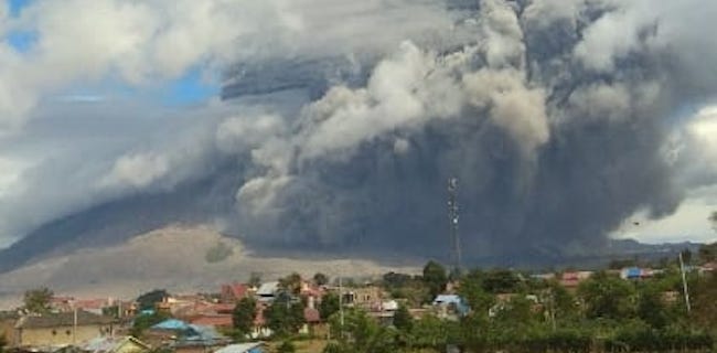 Gunung Sinabung Erupsi, Masyarakat Dilarang Beraktivitas Di Radius 5 KM