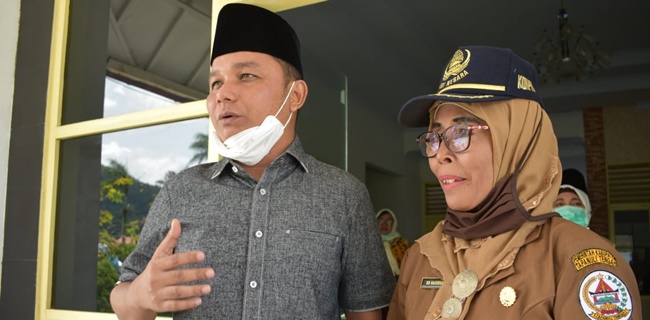 Penuh Haru, Bupati Tapanuli Tengah Lantik Gurunya Sendiri Sebagai Kepala Sekolah