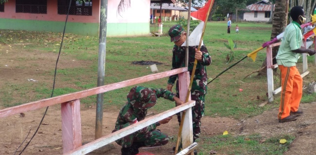 Sambut HUT Ke-75 RI, Prajurit TNI Di Papua Kerja Bakti Bersama Guru Dan Siswa
