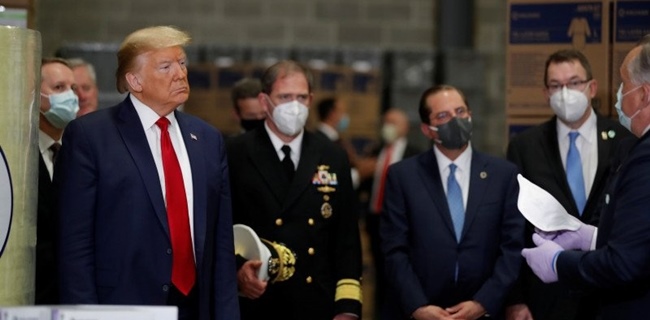 CDC: Masker Lebih Ampuh Dari Vaksin, Trump: Itu Jika Cara Pakainya Benar Tapi Mereka Memainkannya Lalu Menyentuh Piring