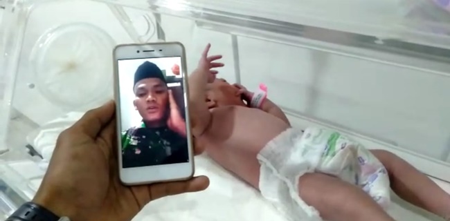 Bikin Haru, Prajurit Perbatasan Kumandangkan Azan Untuk Putrinya Lewat <i>Video Call</i>