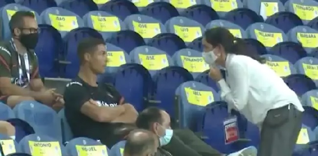 Tertangkap Kamera, Cristiano Ronaldo Ditegur Untuk Memakai Masker Di Stadion