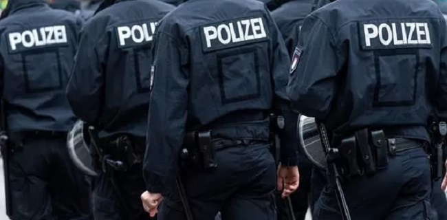 Berbagi Foto Adolf Hitler Dan Simbol Nazi, Puluhan Petugas Polisi Terancam Diberhentikan