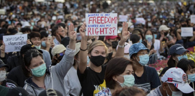 Kemenangan<i>!</i> Pengunjuk Rasa Di Thailand Berhasil Sampaikan 10 Tuntutan Reformasi Monarki Pada Sang Raja