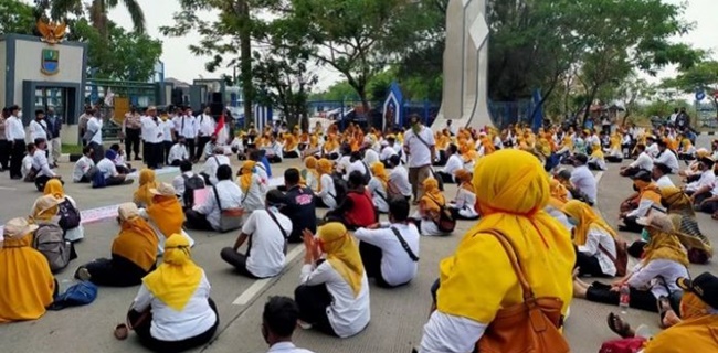 Merasa Didiskriminasi, Ratusan Guru Swasta Demo Tuntut Bansos