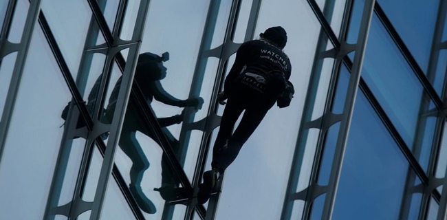 Layaknya Spiderman Pria Tak Dikenal Panjat Gedung Tanpa Pengaman Hingga Diamankan Polisi Prancis