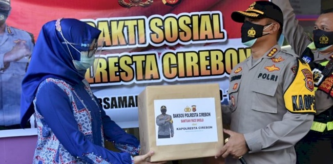 Lawan Covid-19, Polresta Cirebon Bagikan Ratusan APD Ke RS Sumber Asih