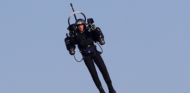 Pria Misterius Terbang Dengan Jetpack Setinggi 900 Meter, Kejutkan Pilot American Airlines