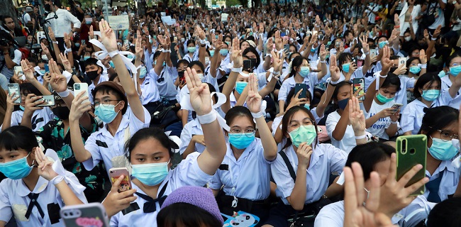 Acungkan Tiga Jari, Ratusan Siswa SMA Di Thailand Tuntut Reformasi Pendidikan